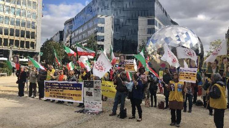 Zestigtal Iraniërs in Brussel protesteert tegen het Iraanse "terroristische regime"