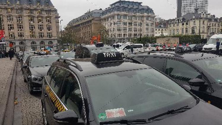 Taxichauffeurs voeren actie aan Brussels Justitiepaleis