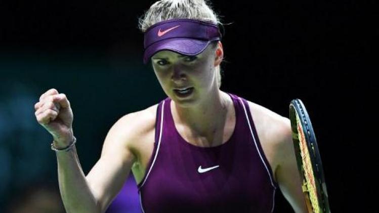 Elina Svitolina schakelt titelverdedigster Caroline Wozniacki uit op WTA Finals