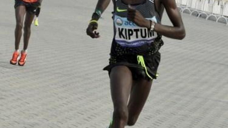 Keniaan Abraham Kiptum verbetert wereldrecord halve marathon in Valencia