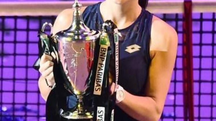 Agnieszka Radwanska bergt tennisrackets op