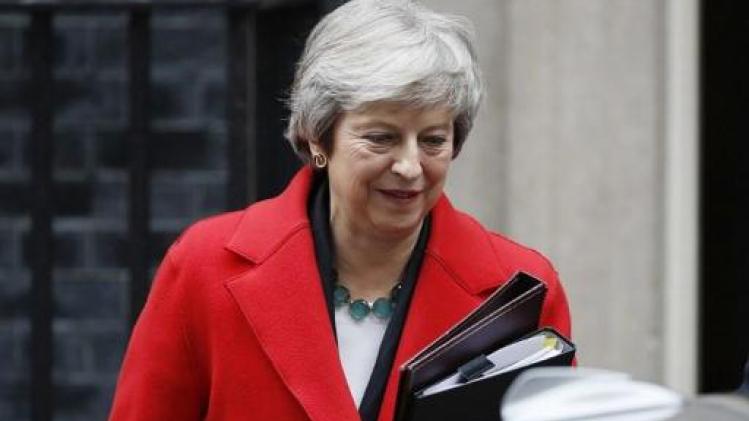 May verdedigt brexitakkoord met hand en tand in parlement