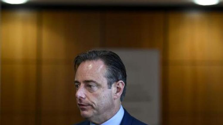 De Wever legt formatienota voor aan Van Besien en Beels