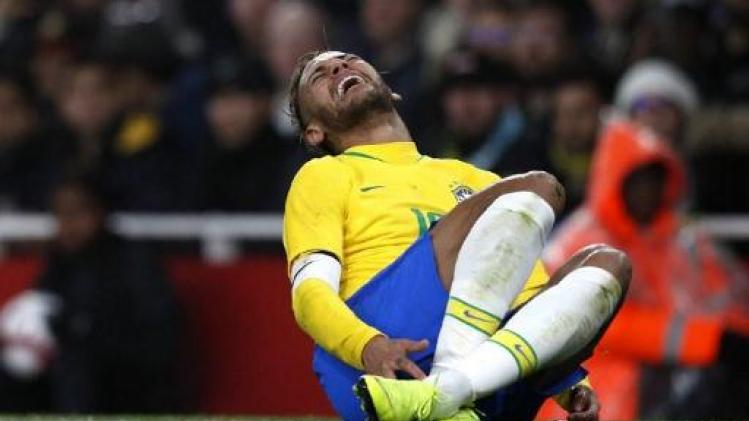 Vriendschappelijke voetbalinterlands - Neymar valt na 8 minuten geblesseerd uit in oefenduel tegen Kameroen
