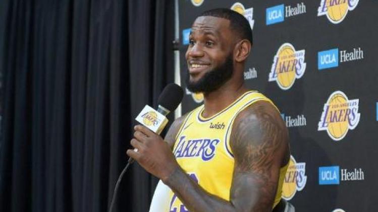 LeBron James wint met LA Lakers bij ex-club Cleveland