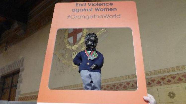 Manneken Pis viert internationale dag tegen geweld op vrouwen met nieuw kostuum