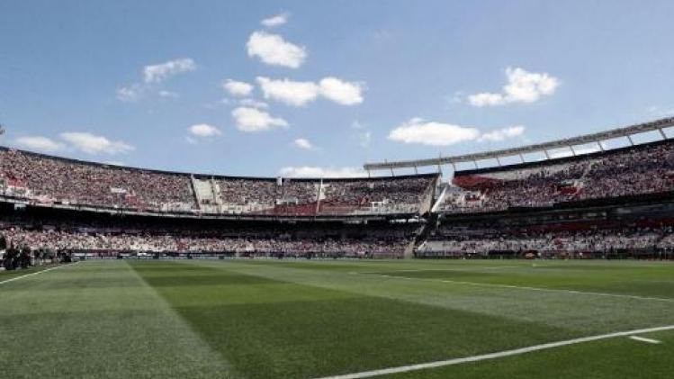 Copa Libertadores - River-aanhangers bekogelen Boca Juniors-spelersbus