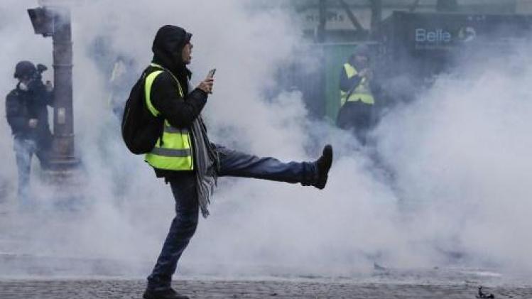 Politie zet traangas in tegen "gele hesjes" aan Champs-Elysées