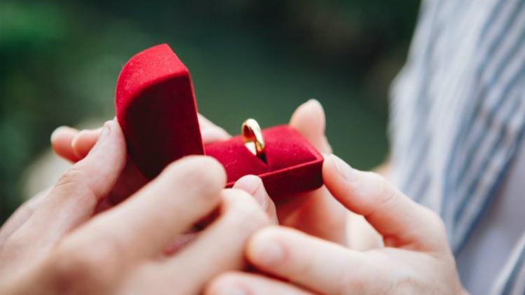 Huwelijksaanzoek 'gone wrong': ring valt in straatrooster