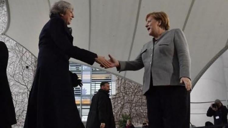 Merkel en May houden lippen stijf op elkaar na brexit-gesprek
