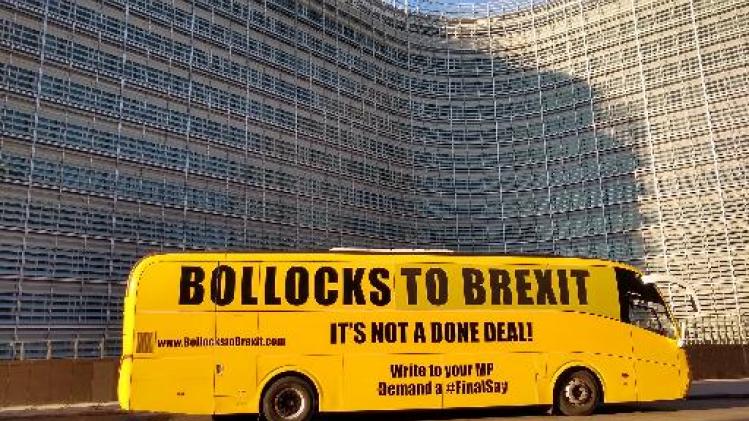 Felgele 'Bollocks to brexit'-bus in Europese wijk