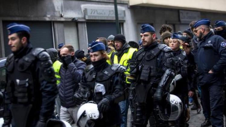 Gele hesjes trekken onder politiebegeleiding door de Brusselse straten