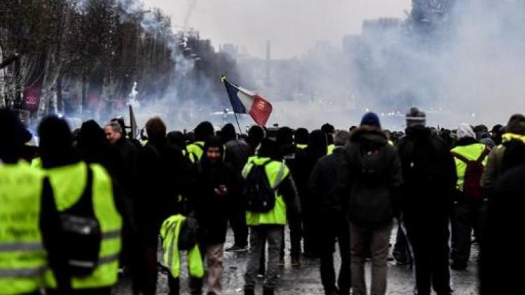 Eerste confrontaties tussen gele hesjes en ordetroepen in Parijs