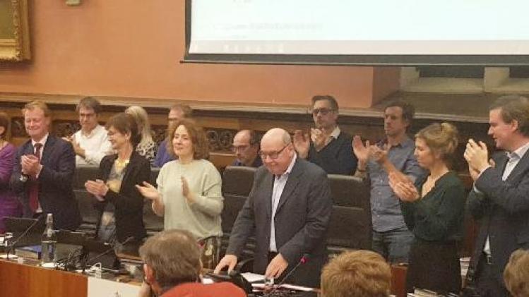 Staande ovatie in Gentse gemeenteraad voor exit burgemeester Termont en schepen Peeters