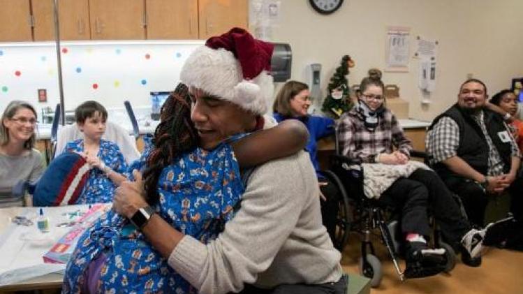 Amerikaanse ex-president Obama deelt als kerstman geschenken uit aan zieke kinderen