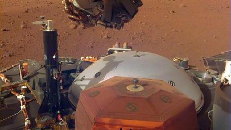 Marsrobot InSight zet eerste meetinstrument op de bodem neer
