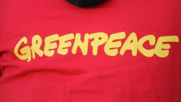Greenpeace overhandigt bezorgde klimaatbrief aan koning Filip