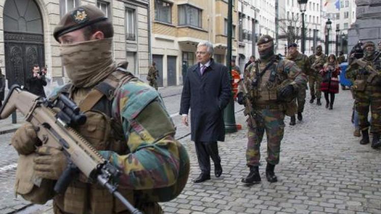 Reynders bezoekt militairen op straat en in luchthaven