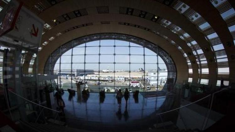 Twee mensen met namaakwapens veroorzaken paniek op luchthaven Roissy-Charles de Gaulle