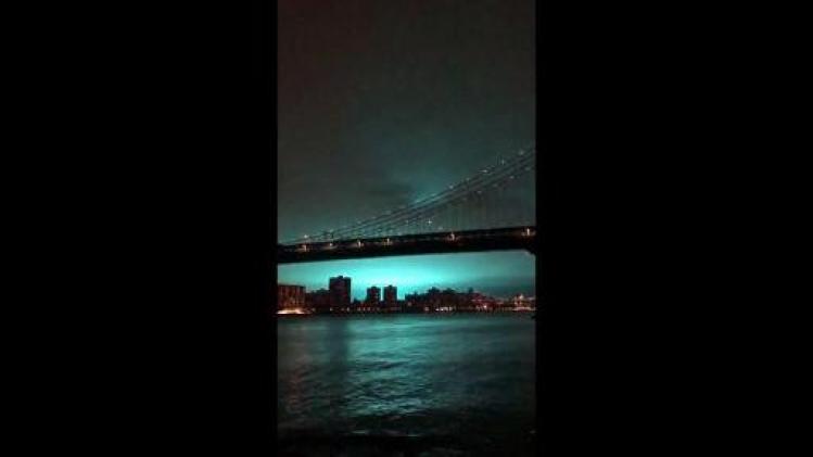 Blauwe gloed over New York na explosie transformator