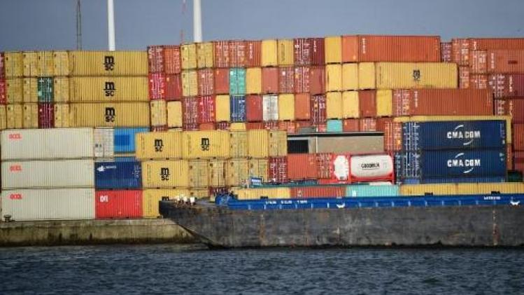 Dertigtal containers vallen van binnenschip in Antwerpse haven