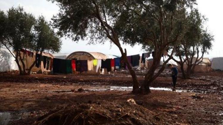 Syrisch vluchtelingenkamp in Syrië getroffen door modderstroom