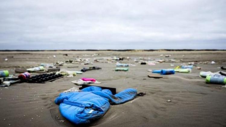Containers overboord geslagen op Noordzee - Schoonmaakacties op Waddeneilanden gaan zaterdag voort