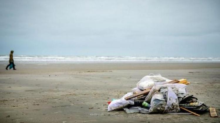 Containers overboord op Noordzee - Strand Schiermonnikoog grotendeels opgeruimd