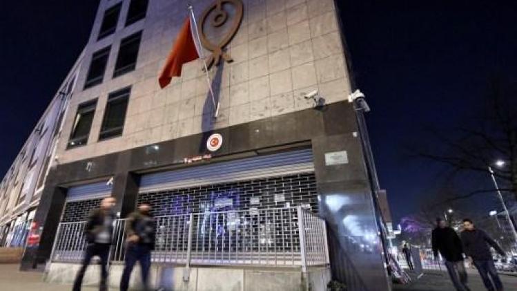 Man steekt zichzelf in brand in Turks consulaat in Rotterdam
