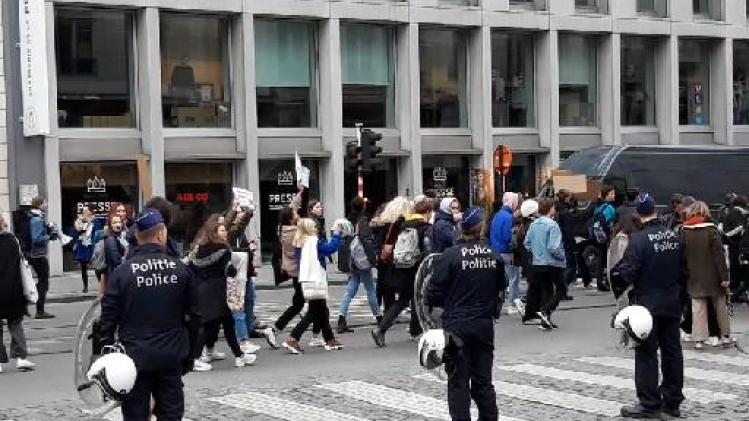 Spijbelende leerlingen voor het klimaat trekken mars door Brussel op gang