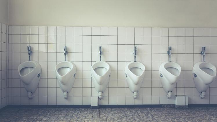 Plassen op een openbaar toilet: do's en don'ts voor mannen