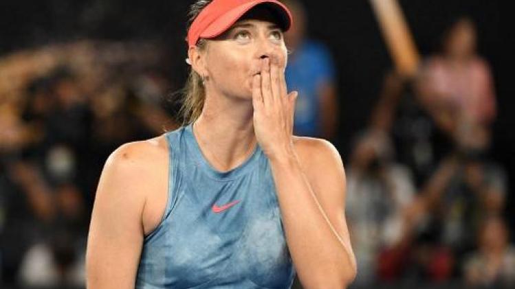 Maria Sharapova schakelt titelverdedigster Wozniacki uit