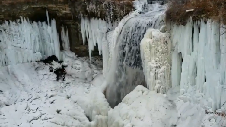 VIDEO. Bevroren waterval lokt heel wat kijklustigen