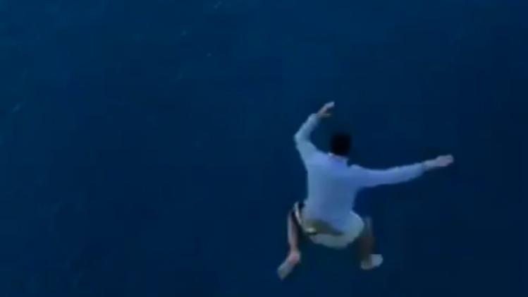 VIDEO. Dronken waaghaals springt 30 meter naar beneden uit cruiseschip