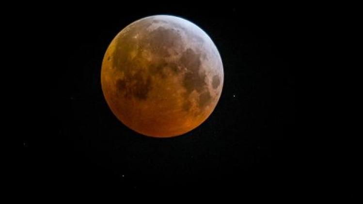 Honderdtal mensen aanschouwt totale maansverduistering bij volkssterrenwacht Mira