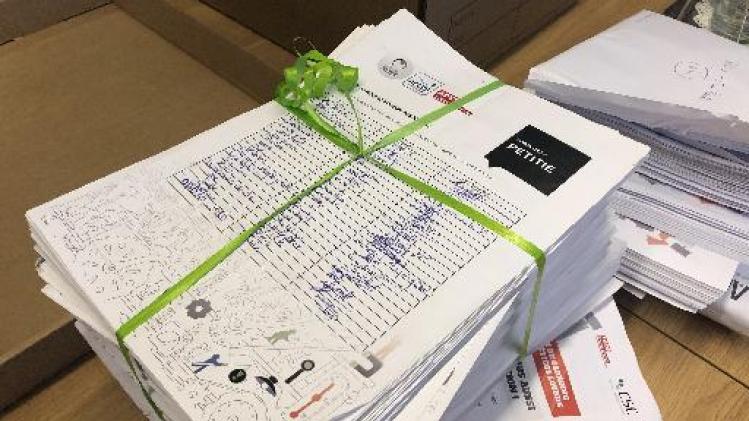 Vakbonden overhandigen meer dan 67.000 handtekeningen aan minister Kris Peeters