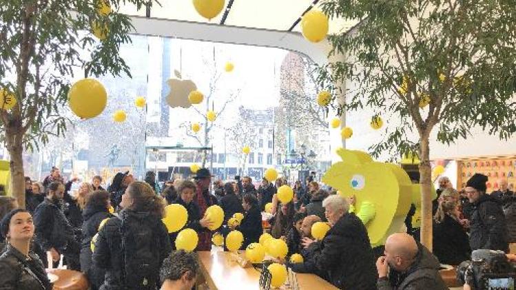 Apple store in Brussel decor voor flashmob voor fiscale rechtvaardigheid