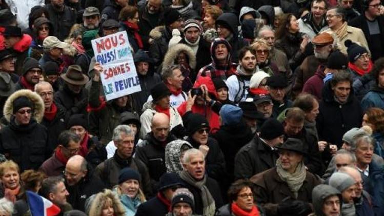 Na "gele hesjes" iets meer dan 10.000 "rode sjaaltjes" in Parijs