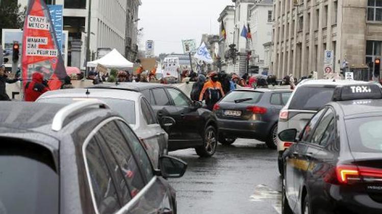 Deelnemers van vierde klimaatmars nemen brede Brusselse lanen in