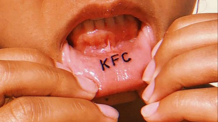 Na de Harry Styles-tattoo is er nu de KFC-tattoo