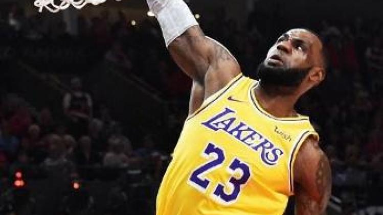 LeBron James helpt Lakers met triple double voorbij Boston