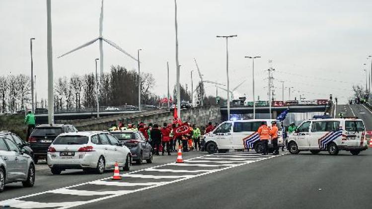 Stakers bezetten belangrijke verkeersaders in Gent