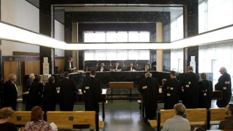 Volledig voorlezen vonnissen en arresten bijna verleden tijd