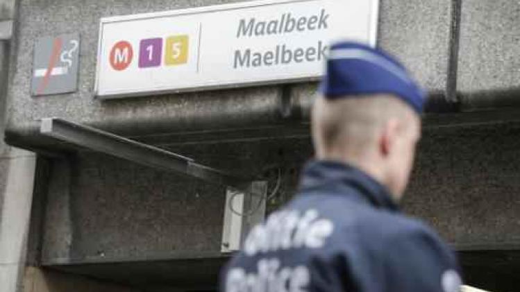 Auto's op Wetstraat rijden weer voorbij metrostation Maalbeek
