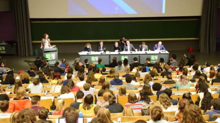 Spijbelen voor het klimaat - Goed 300 Franstalige leerlingen kruisen degens met politici in Namen