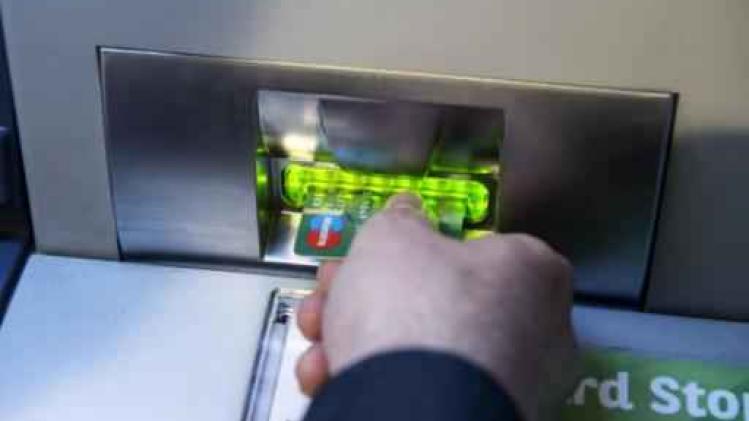 Banken vragen om met kaart te betalen wegens mogelijk lege automaten