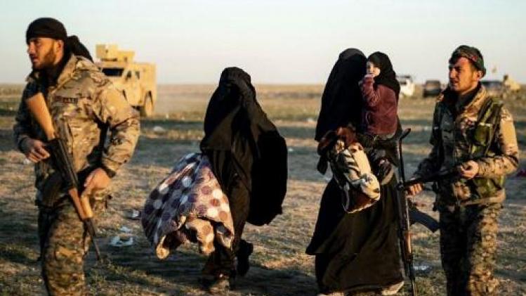 Meer dan 150 IS-strijders geven zich over