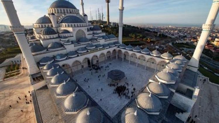Grote moskee voor meer dan 60.000 gelovigen in Istanboel geopend