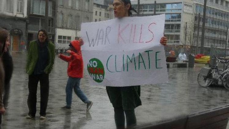 250 klimaatjongeren trotseren regen en hagel in Antwerpen