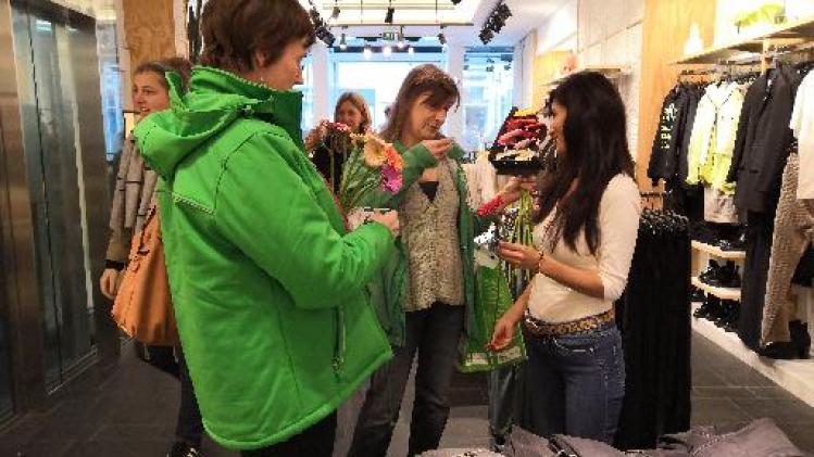 LBC-NVK deelt bloemen uit aan winkelbedienden op de Meir